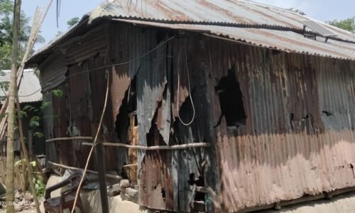 লোহাগড়ায় মামলা তুলে না নেওয়ায় সন্ত্রাসী হামলা, অর্ধশতাধিক বাড়ি ভাঙচুর ও লুটপাট